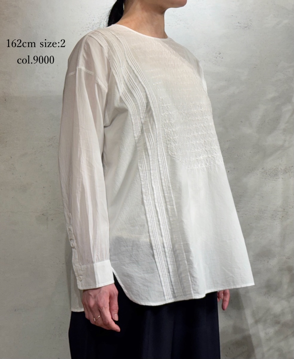 NMDS25533(シャツ) 60s ORGANIC CAMBRIC BACK OPENING CREW-NECK PINTUCK&EMB SHIRT