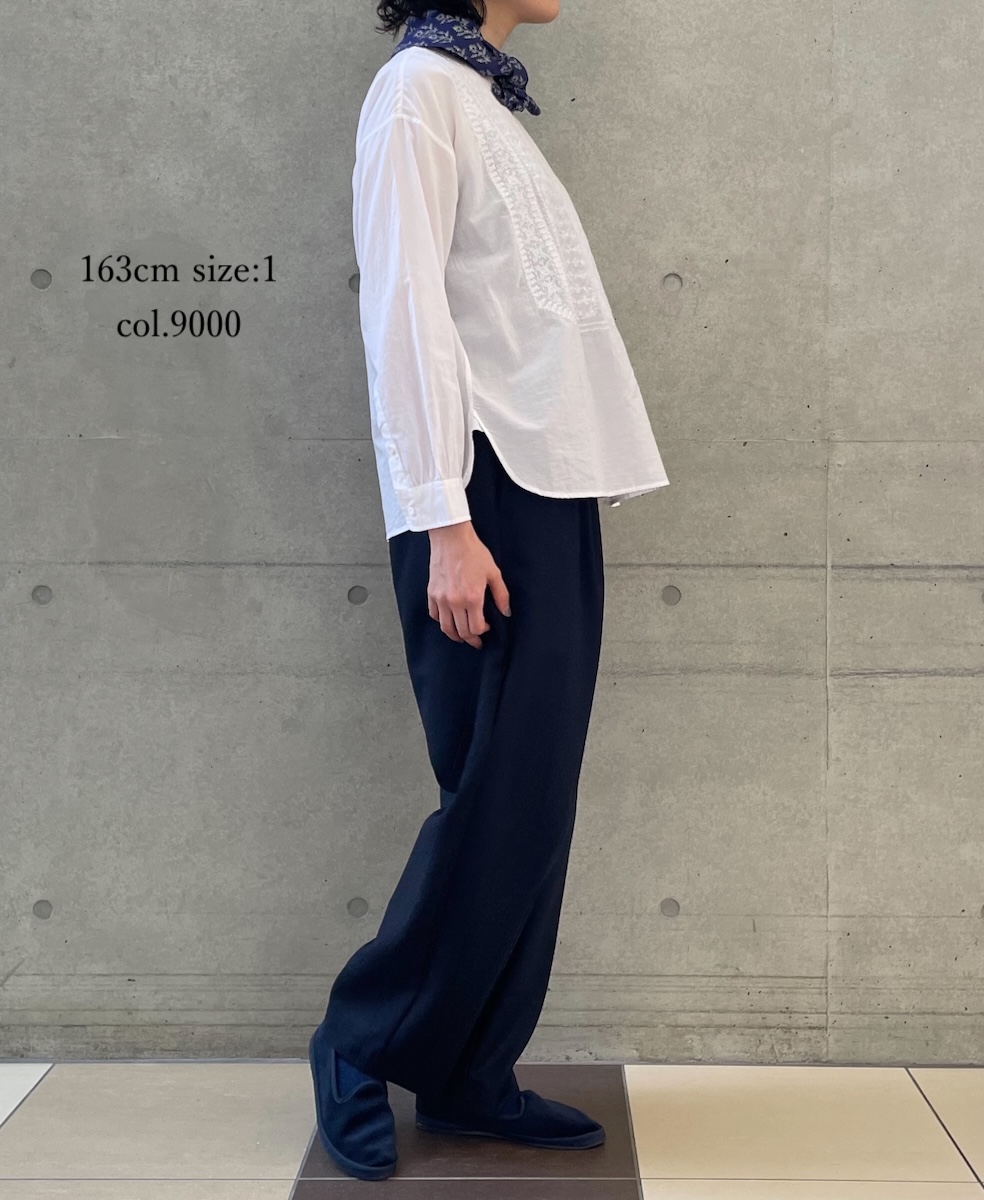 NMDS25532(シャツ) 60s ORGANIC CAMBRIC WITH EMB BACK OPENING STAND COLLAR EMB SHIRT