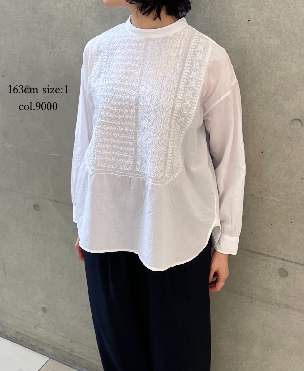 NMDS25532(シャツ) 60s ORGANIC CAMBRIC WITH EMB BACK OPENING STAND COLLAR EMB SHIRT