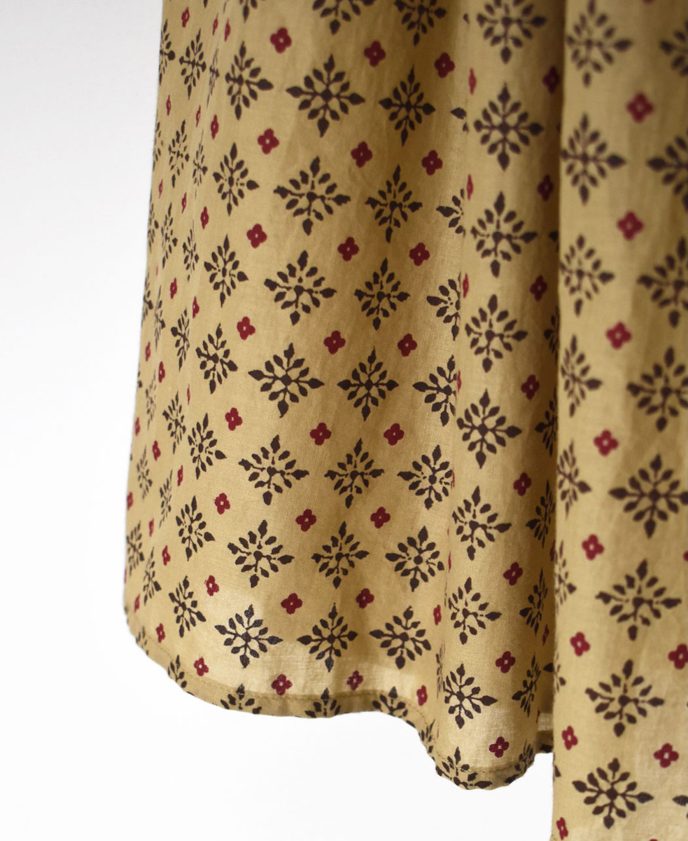 INMDS25774(スカート) 80s COTTON VOILE CONTRAST FLOWER HAND SCREEN PRINT FLARED SKIRT WITH MINI PINTUCK