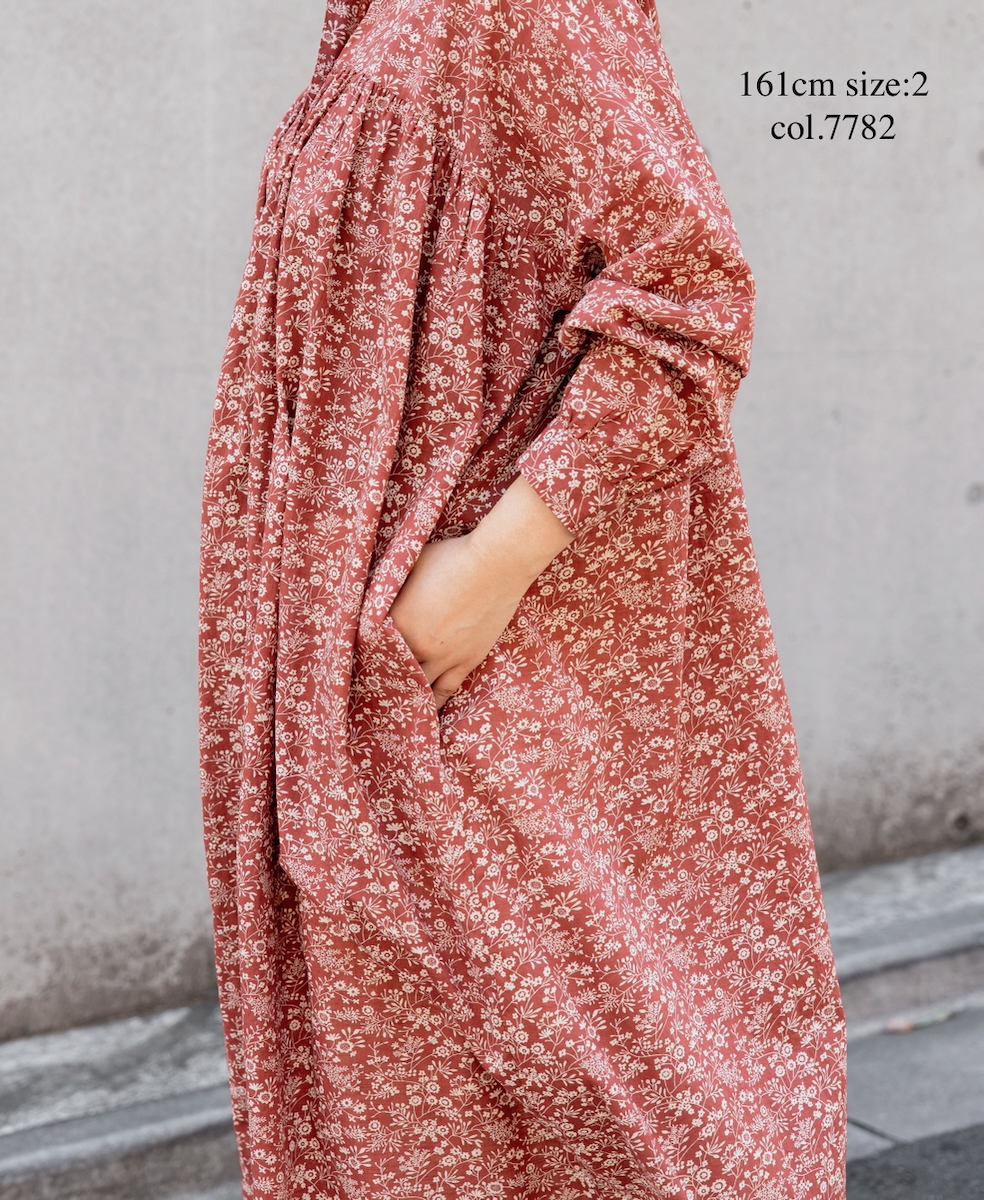 NSL25573(ワンピース) COTTON SLUB FLOWER PRINT BANDED COLLAR SHIRT DRESS WITH GATHER
