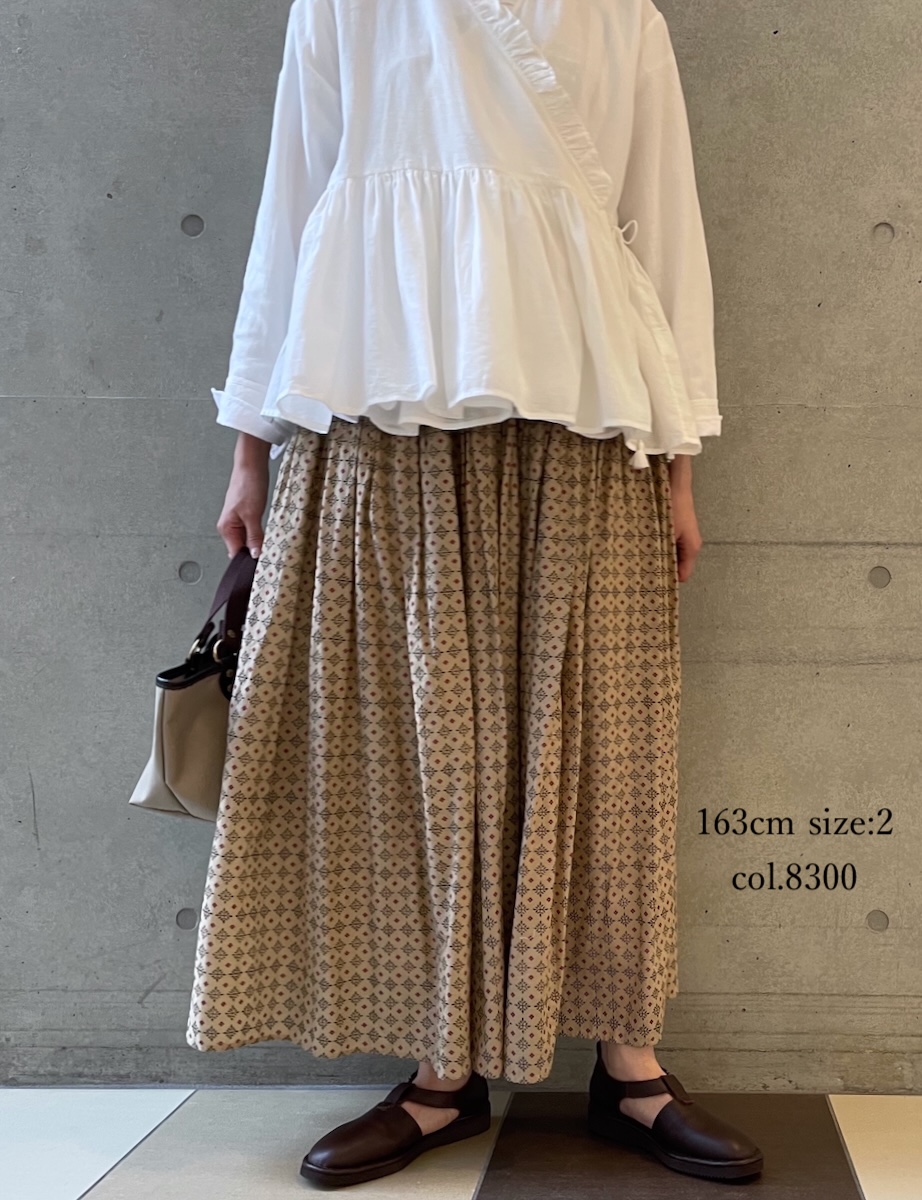 INMDS25774(スカート) 80s COTTON VOILE CONTRAST FLOWER HAND SCREEN PRINT FLARED SKIRT WITH MINI PINTUCK