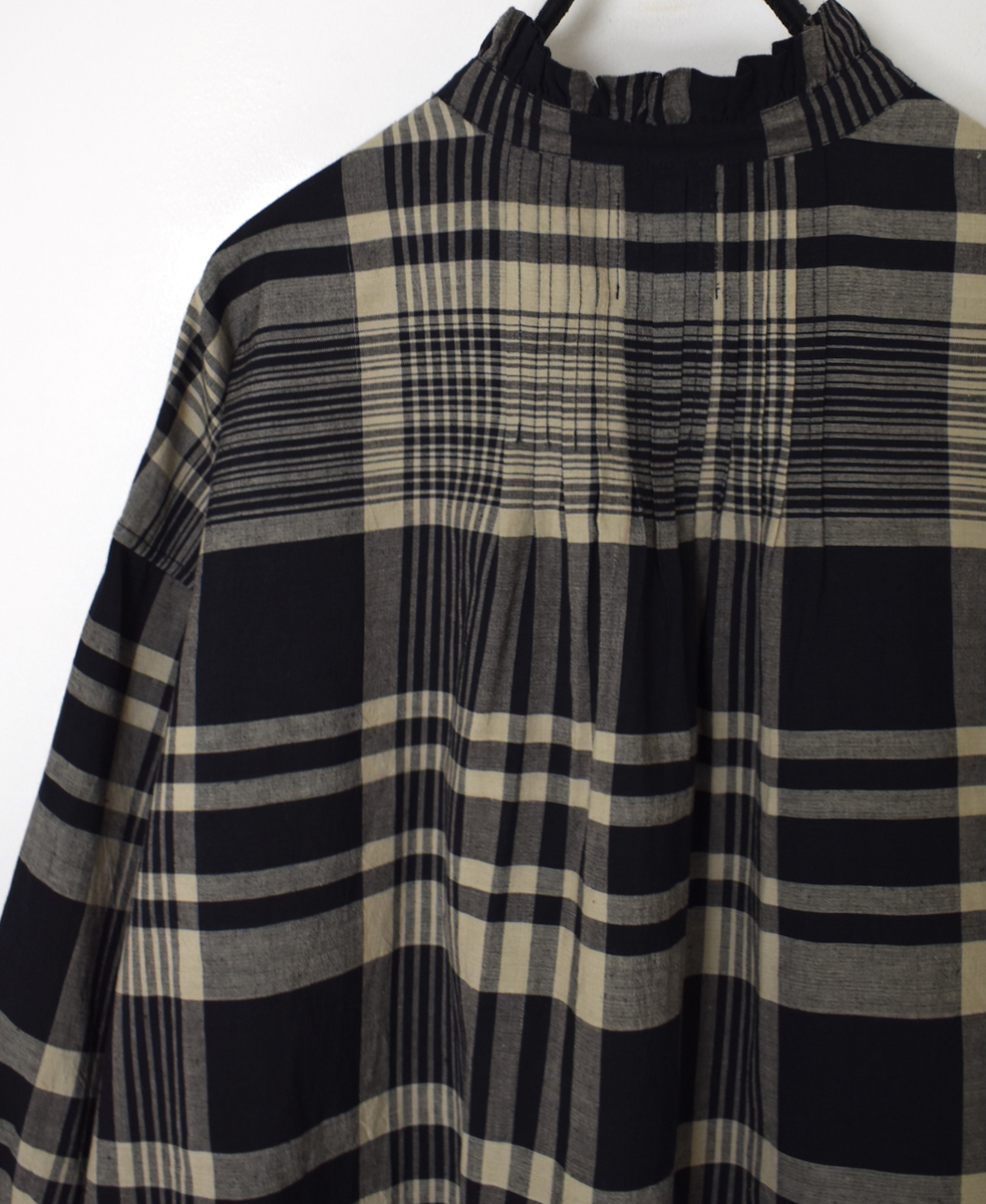 INMDS25731(シャツ) HANDWOVEN HEAVY COTTON CHECK FRILL COLLAR BACK PINTUCK SHIRT