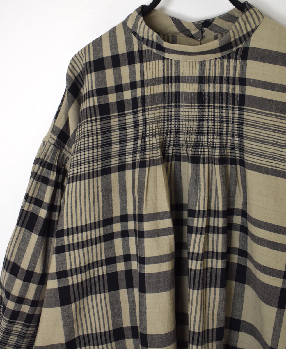 INMDS25732(シャツ) HANDWOVEN HEAVY COTTON CHECK BACK OPENING STAND COLLAR SHIRT WITH MINI PINTUCK