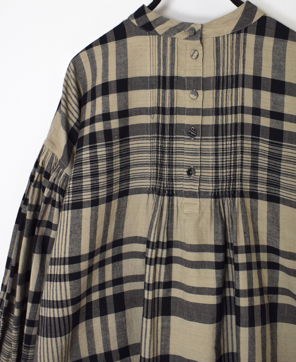 INMDS25732(シャツ) HANDWOVEN HEAVY COTTON CHECK BACK OPENING STAND COLLAR SHIRT WITH MINI PINTUCK