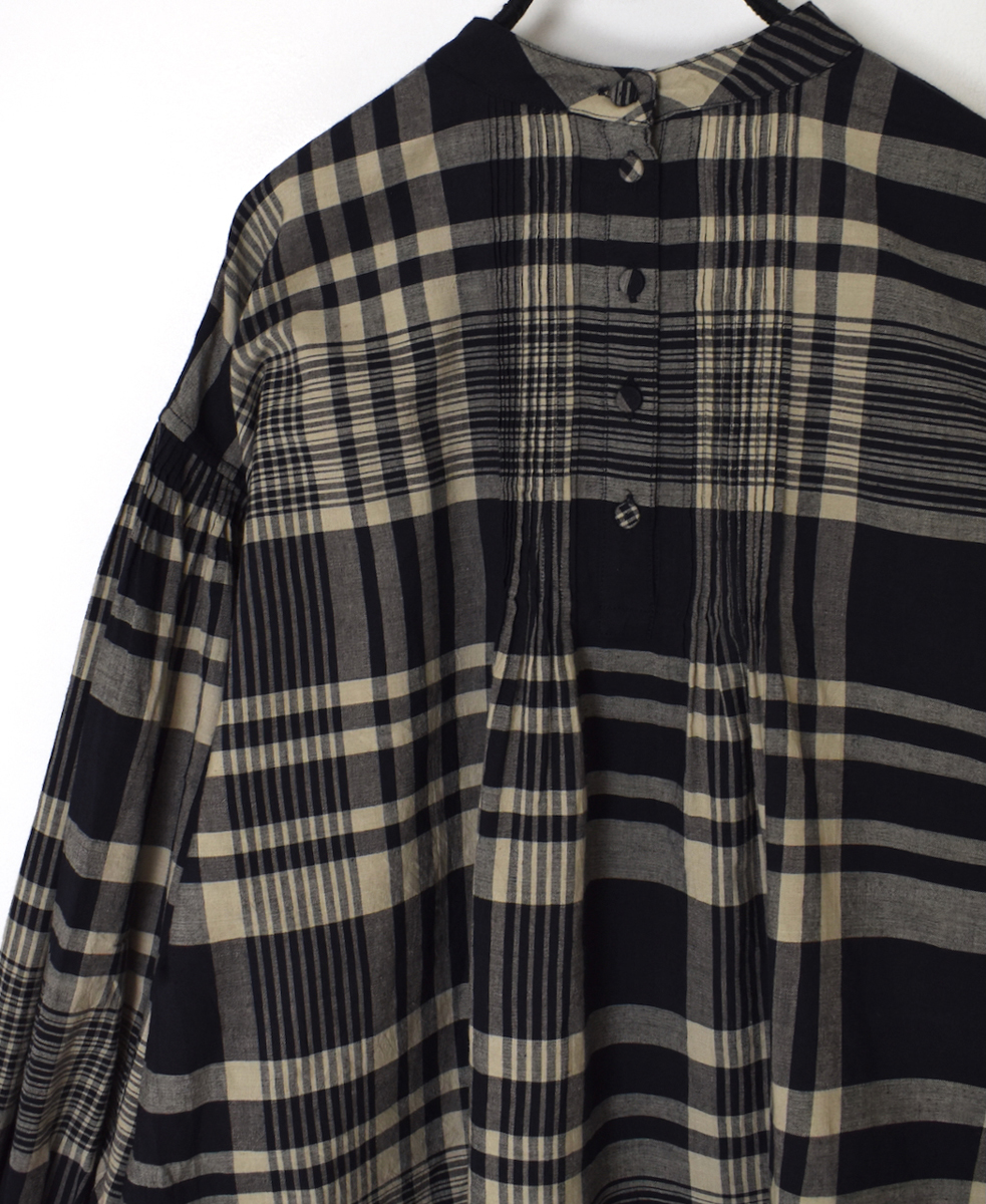 INMDS25732(シャツ) HANDWOVEN HEAVY COTTON CHECK BACK OPENING STAND COLLAR SHIRT WITH MINI PINTUCK