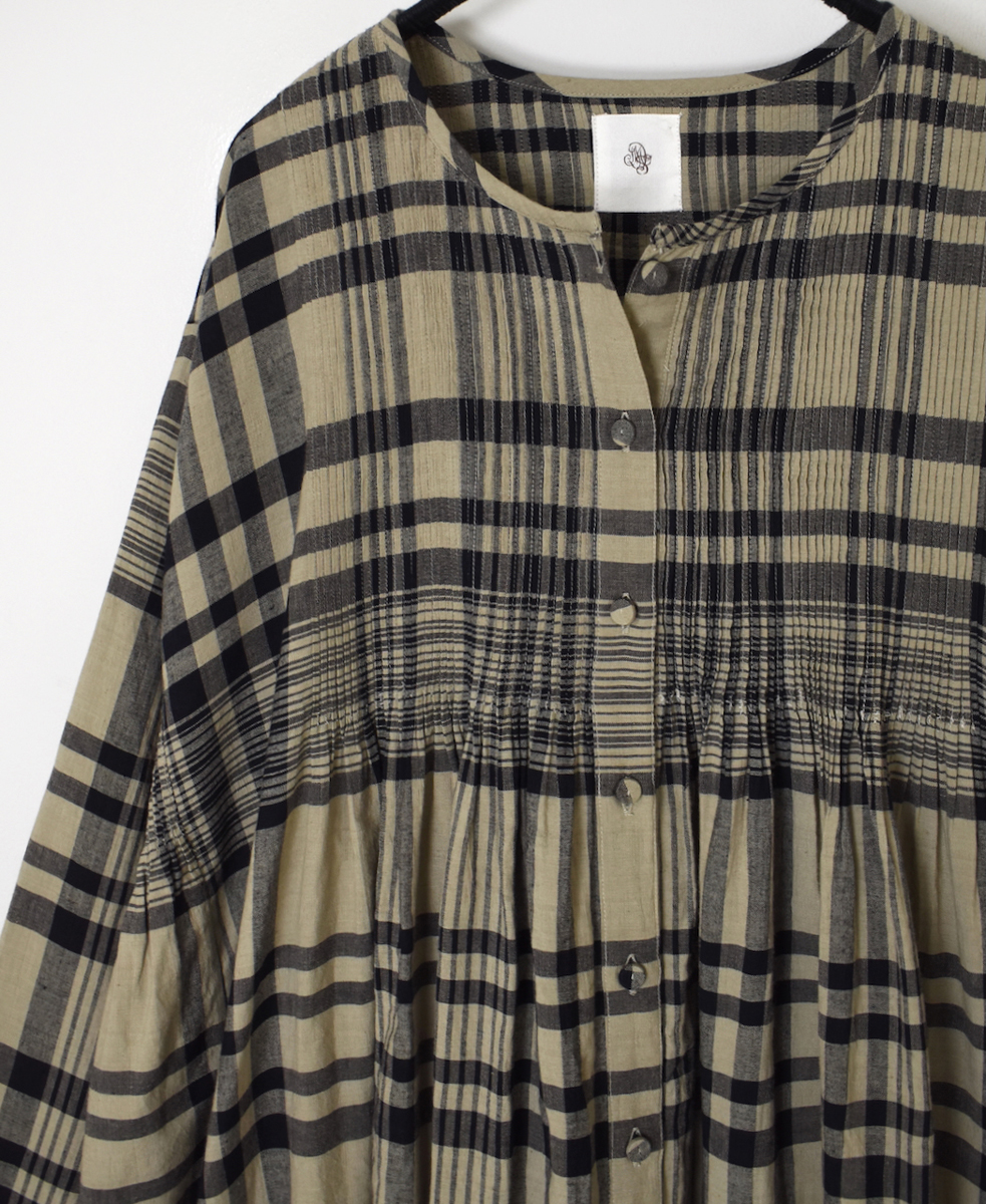 INMDS25734(ワンピース) HANDWOVEN HEAVY COTTON CHECK CREW-NECK DRESS WITH MINI PINTUCK