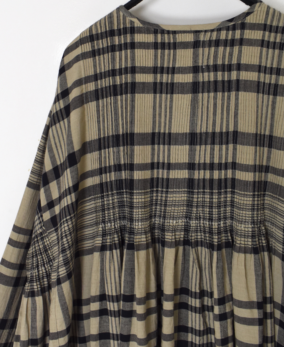 INMDS25734(ワンピース) HANDWOVEN HEAVY COTTON CHECK CREW-NECK DRESS WITH MINI PINTUCK