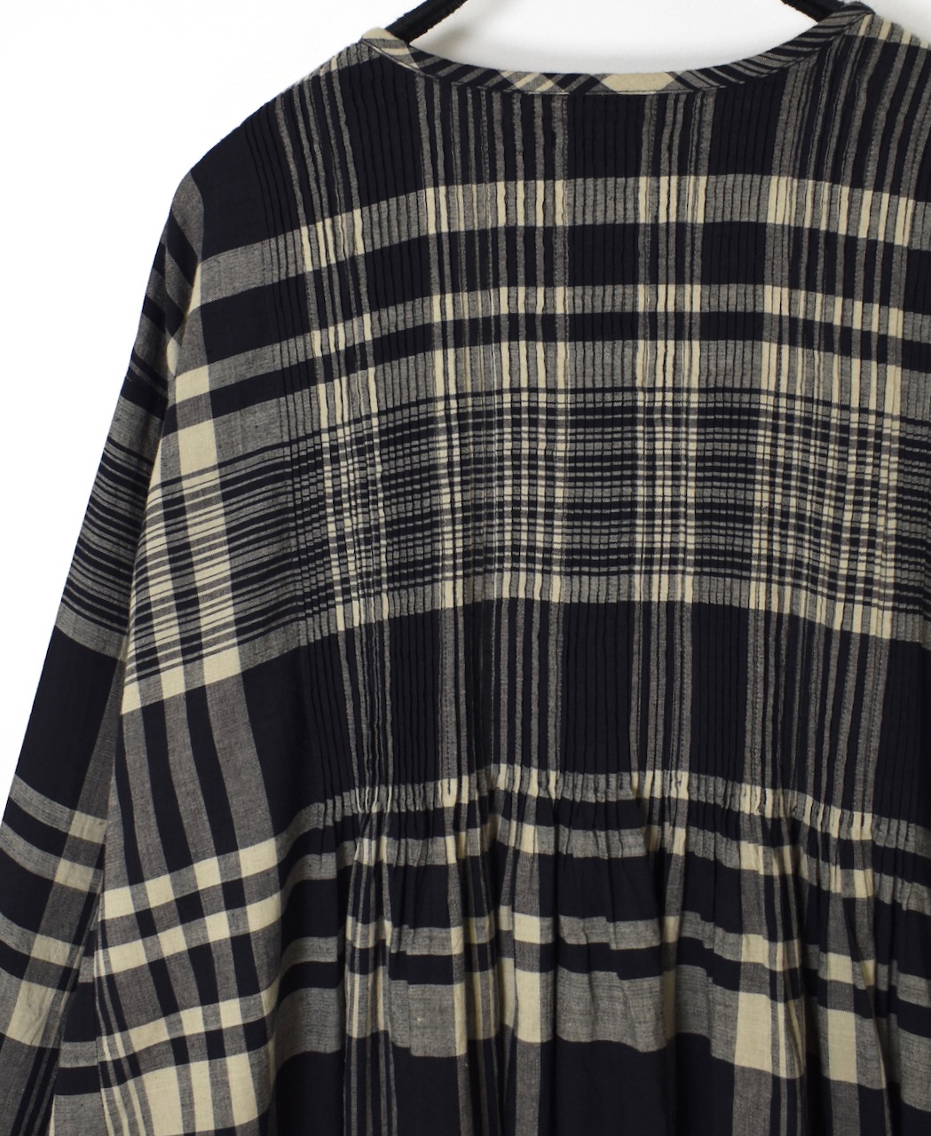 INMDS25734(ワンピース) HANDWOVEN HEAVY COTTON CHECK CREW-NECK DRESS WITH MINI PINTUCK