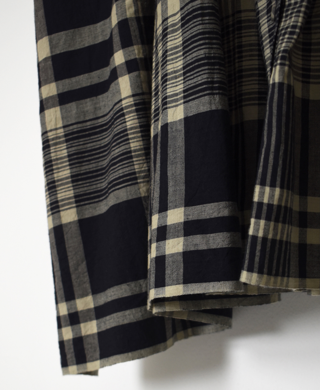 INMDS25734(ワンピース) HANDWOVEN HEAVY COTTON CHECK CREW-NECK DRESS WITH MINI PINTUCK