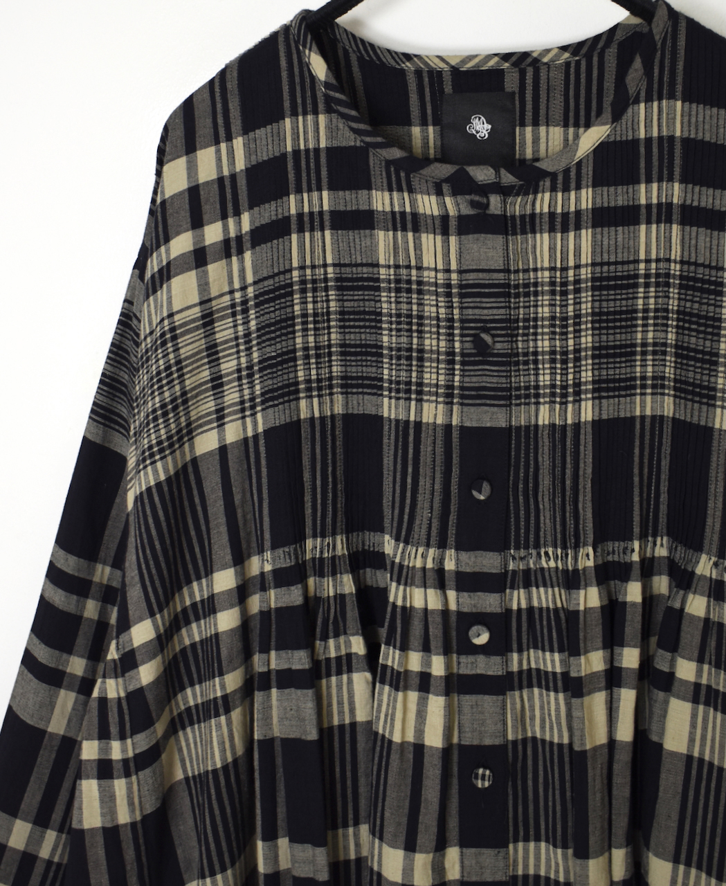 INMDS25734(ワンピース) HANDWOVEN HEAVY COTTON CHECK CREW-NECK DRESS WITH MINI PINTUCK
