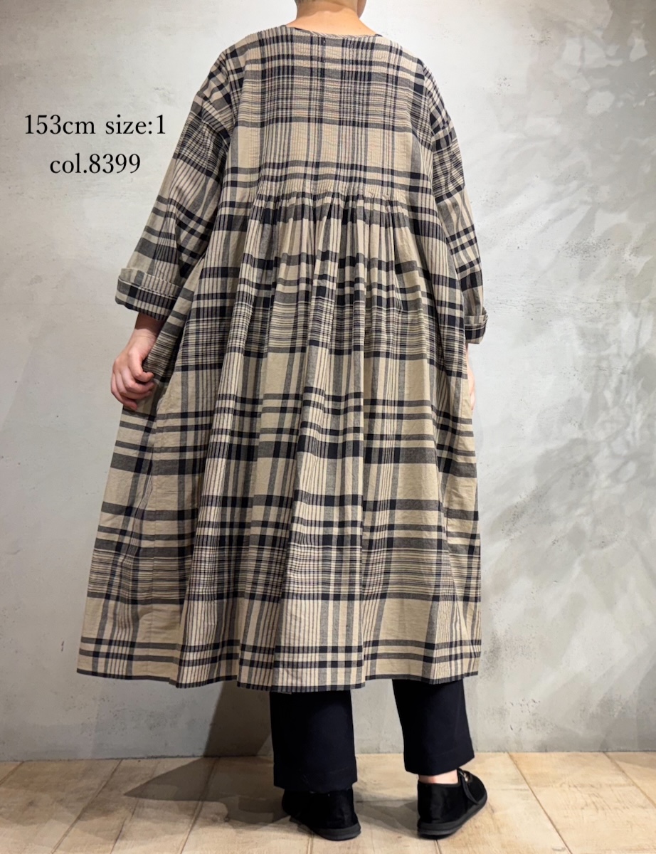INMDS25734(ワンピース) HANDWOVEN HEAVY COTTON CHECK CREW-NECK DRESS WITH MINI PINTUCK