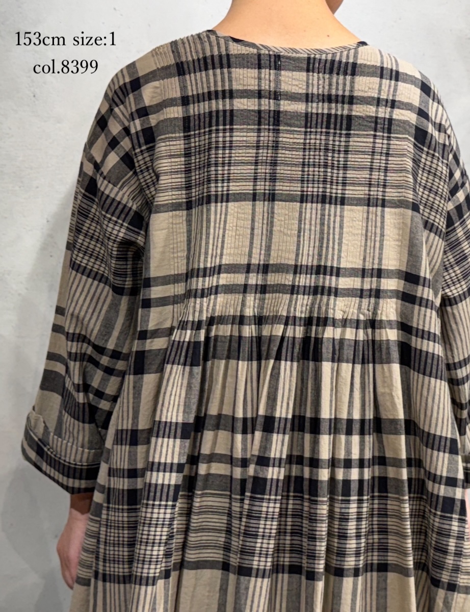 INMDS25734(ワンピース) HANDWOVEN HEAVY COTTON CHECK CREW-NECK DRESS WITH MINI PINTUCK