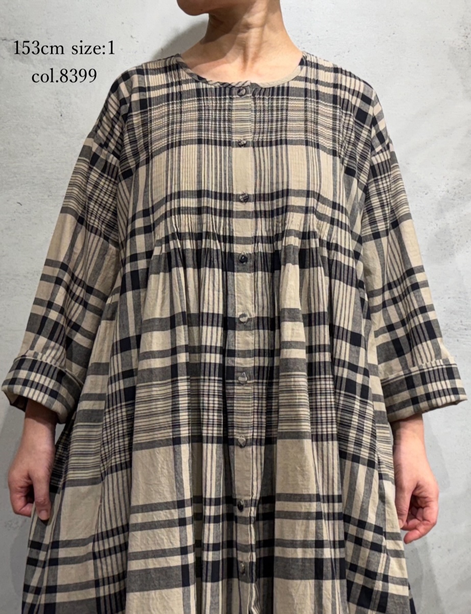 INMDS25734(ワンピース) HANDWOVEN HEAVY COTTON CHECK CREW-NECK DRESS WITH MINI PINTUCK