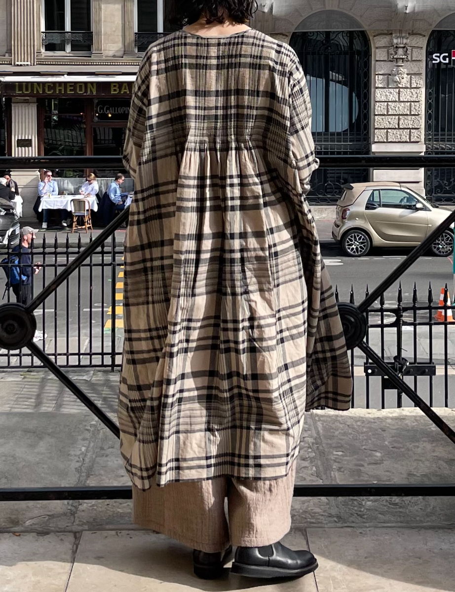 INMDS25734(ワンピース) HANDWOVEN HEAVY COTTON CHECK CREW-NECK DRESS WITH MINI PINTUCK