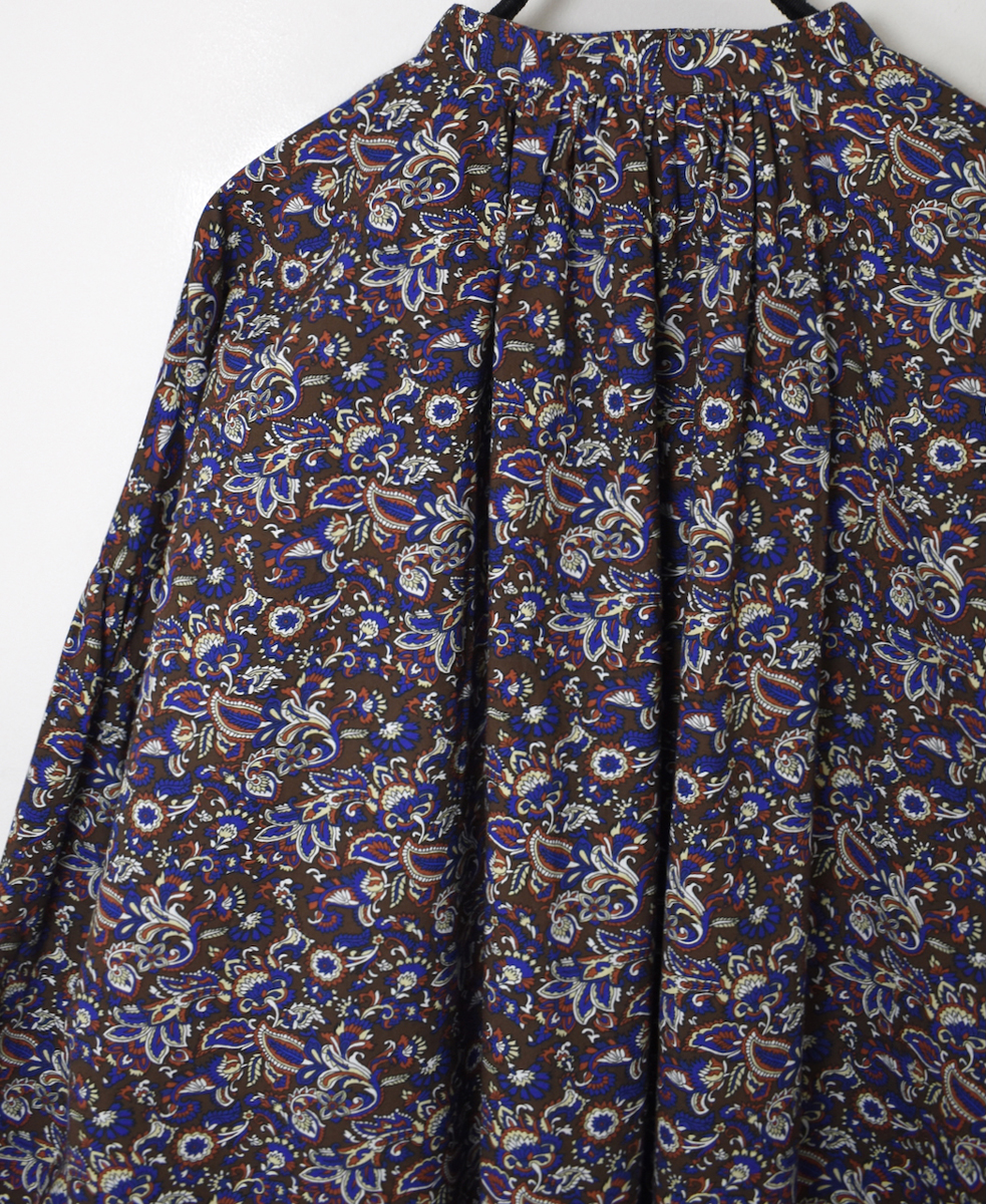 NSL25551(シャツ) 40s POPLIN MEDIUM FLOWER PRINT BANDED COLLAR SHIRT WITH GATHER