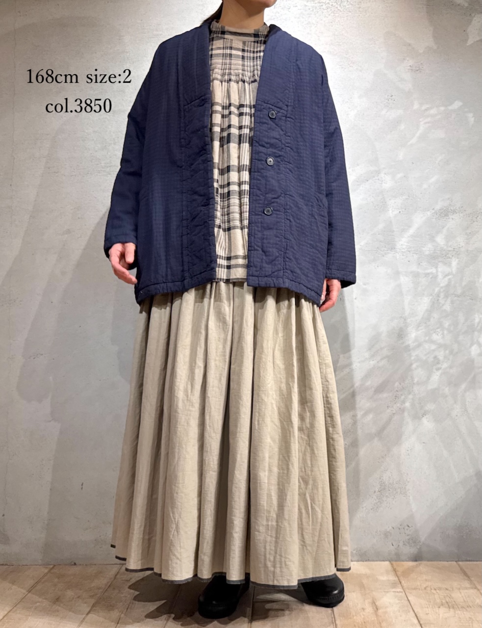 NMDS25562D(ジャケット) PADDED ORGANIC COTTON CHECK (OVER DYE) V-COLLAR JACKET