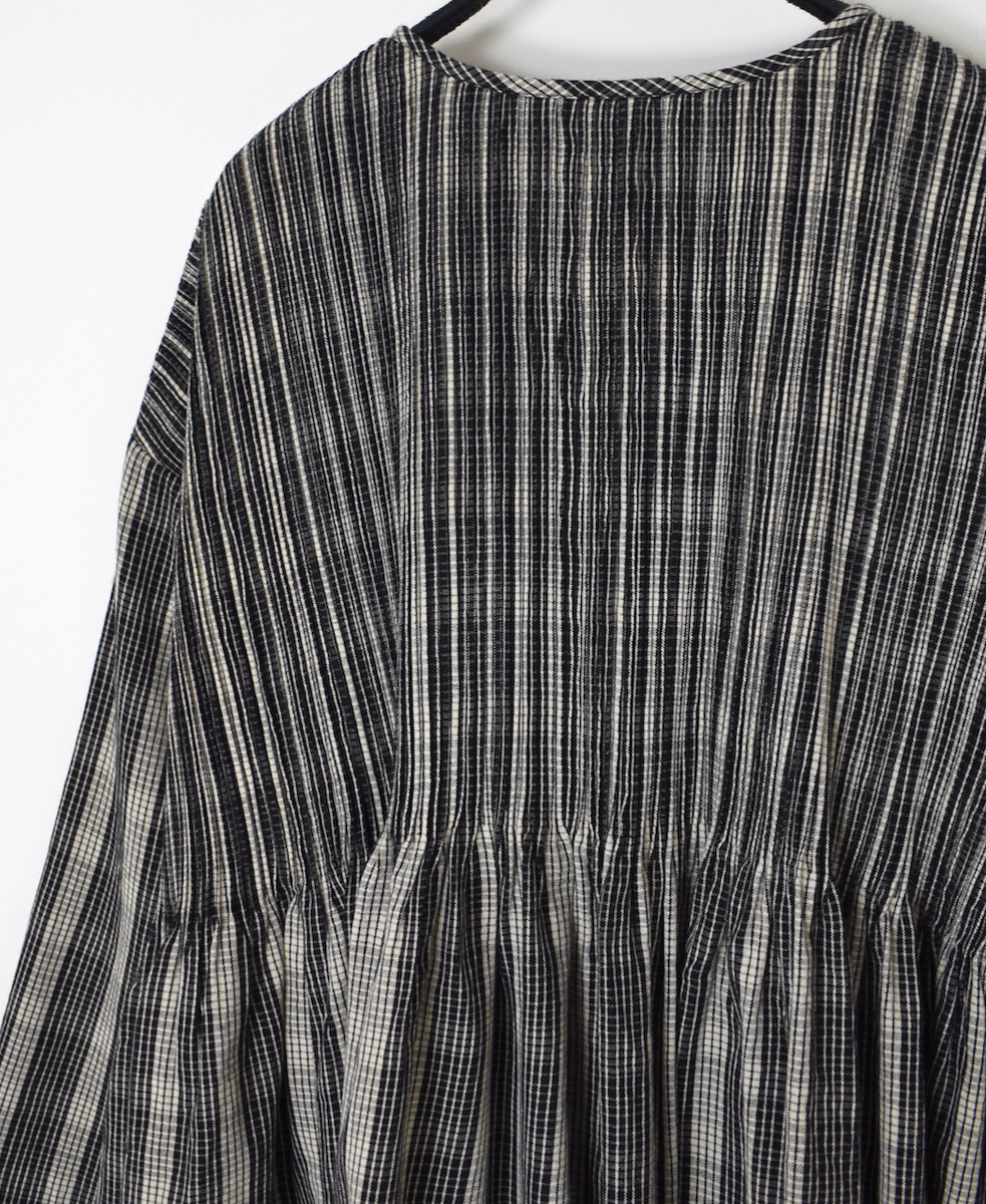NMDS25592(シャツ) WOOL COTTON CHECK CREW-NECK BUTTON SHIRT WITH PINTUCK