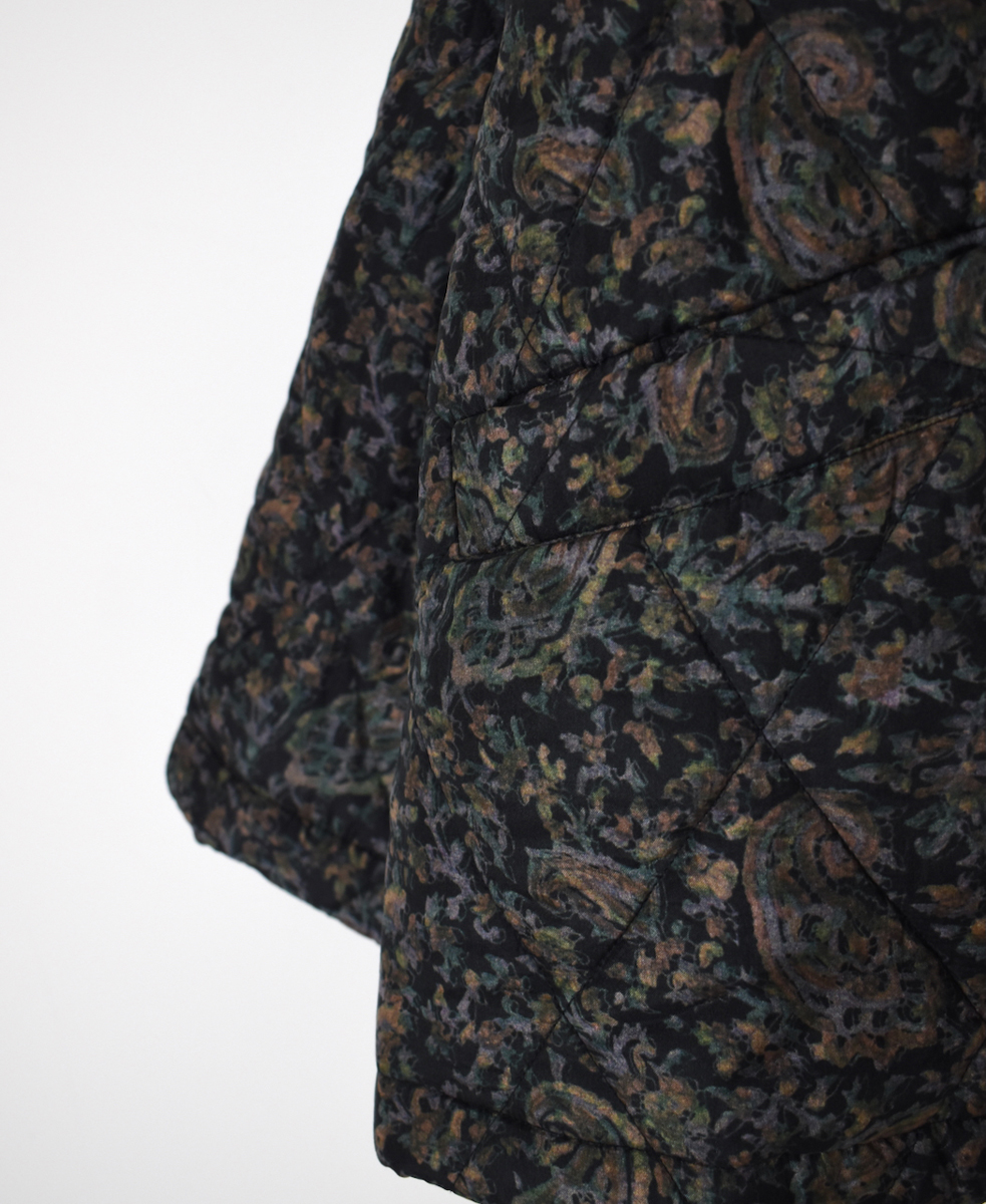 NMDS25572(ジャケット) PADDED BANGALORE SILK PAISLEY PRINT NO-COLLAR DOUBLE JACKET