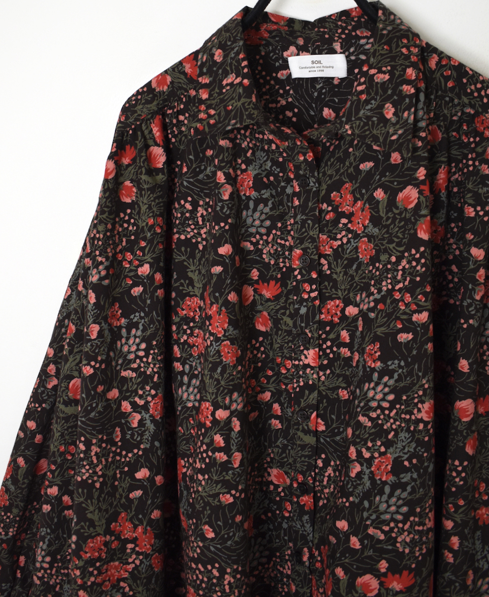 NSL25591(シャツ) 60s CAMBRIC FLOWER PRINT REGULAR COLLAR GATHERED SHIRT