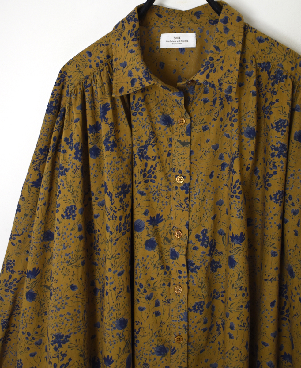 NSL25591(シャツ) 60s CAMBRIC FLOWER PRINT REGULAR COLLAR GATHERED SHIRT