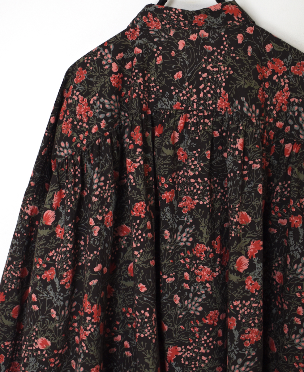 NSL25591(シャツ) 60s CAMBRIC FLOWER PRINT REGULAR COLLAR GATHERED SHIRT