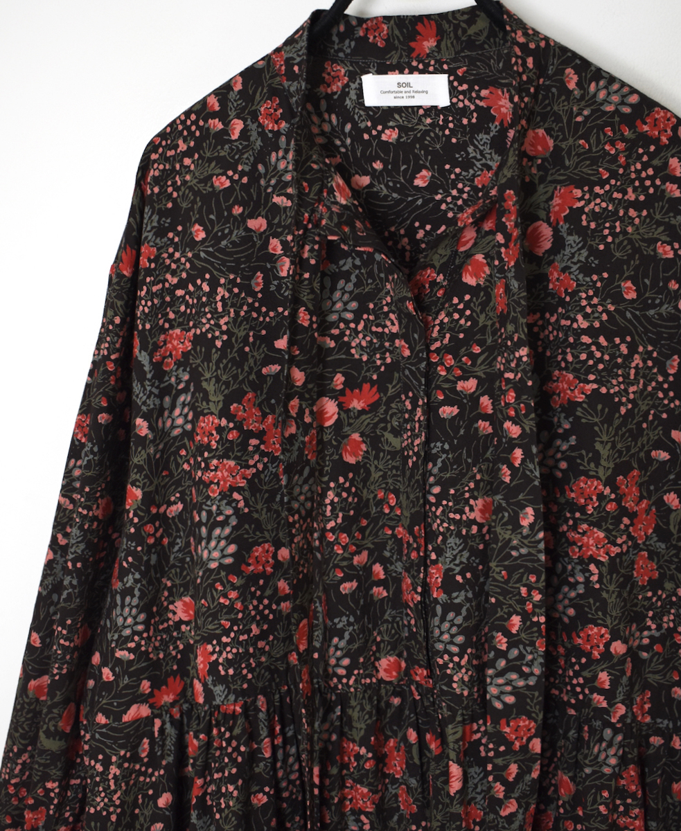 NSL25593(ワンピース) 60s CAMBRIC FLOWER PRINT TAI GATHER FLY FRONT PULLOVER DRESS