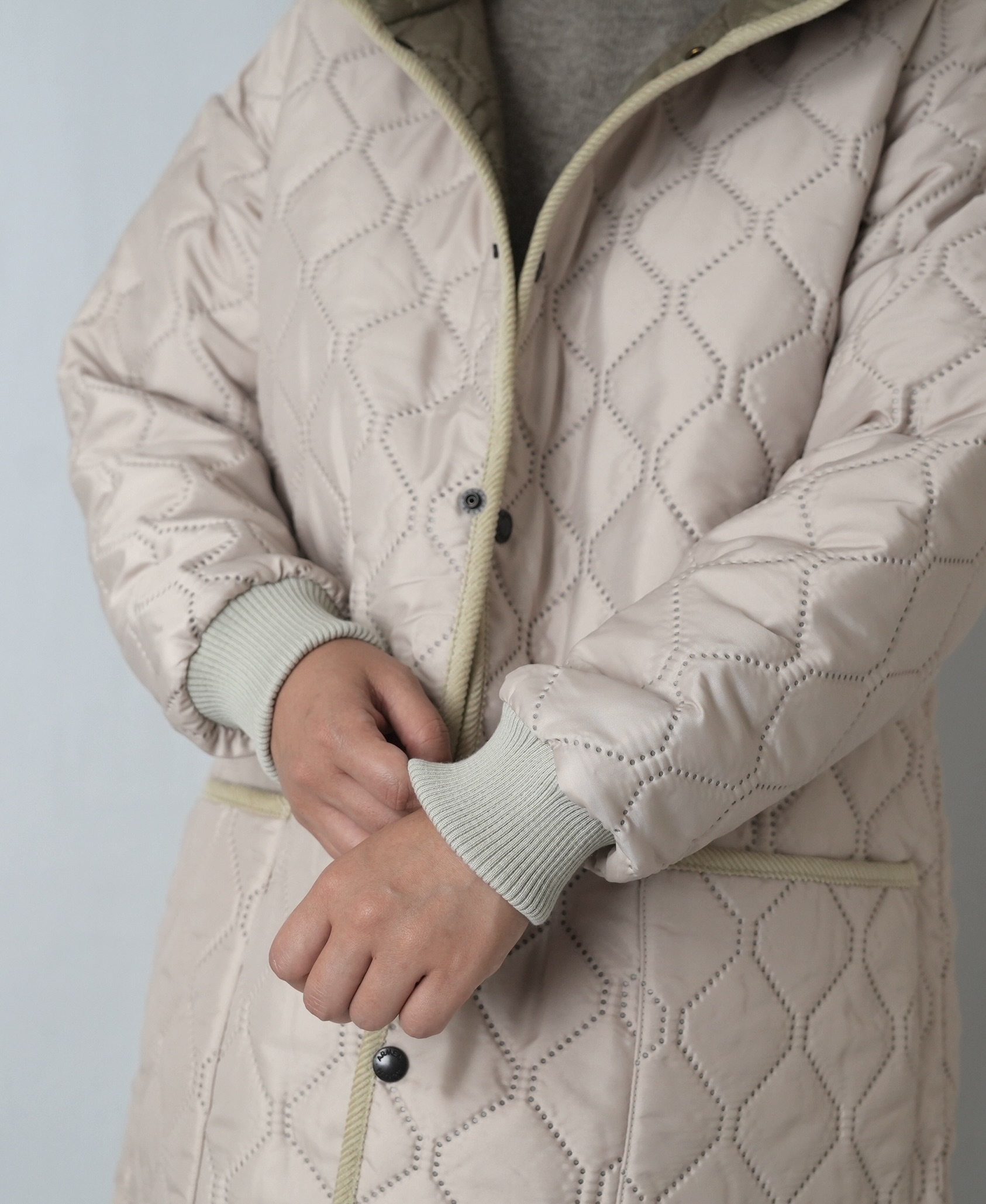 NAM2562PP(コート) PLAIN POLYESTERxPLAIN POLYESTER HEAT QUILT OVERSIZED MID-LENGTH HOODED COAT WITH RIBBED CUFF