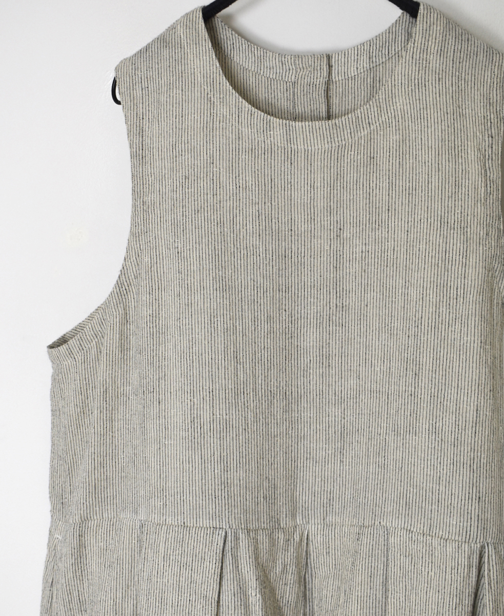 INSL25713(ワンピース) WOOL/LINEN STRIPE CREW-NECK PLEATS NO/SL DRESS