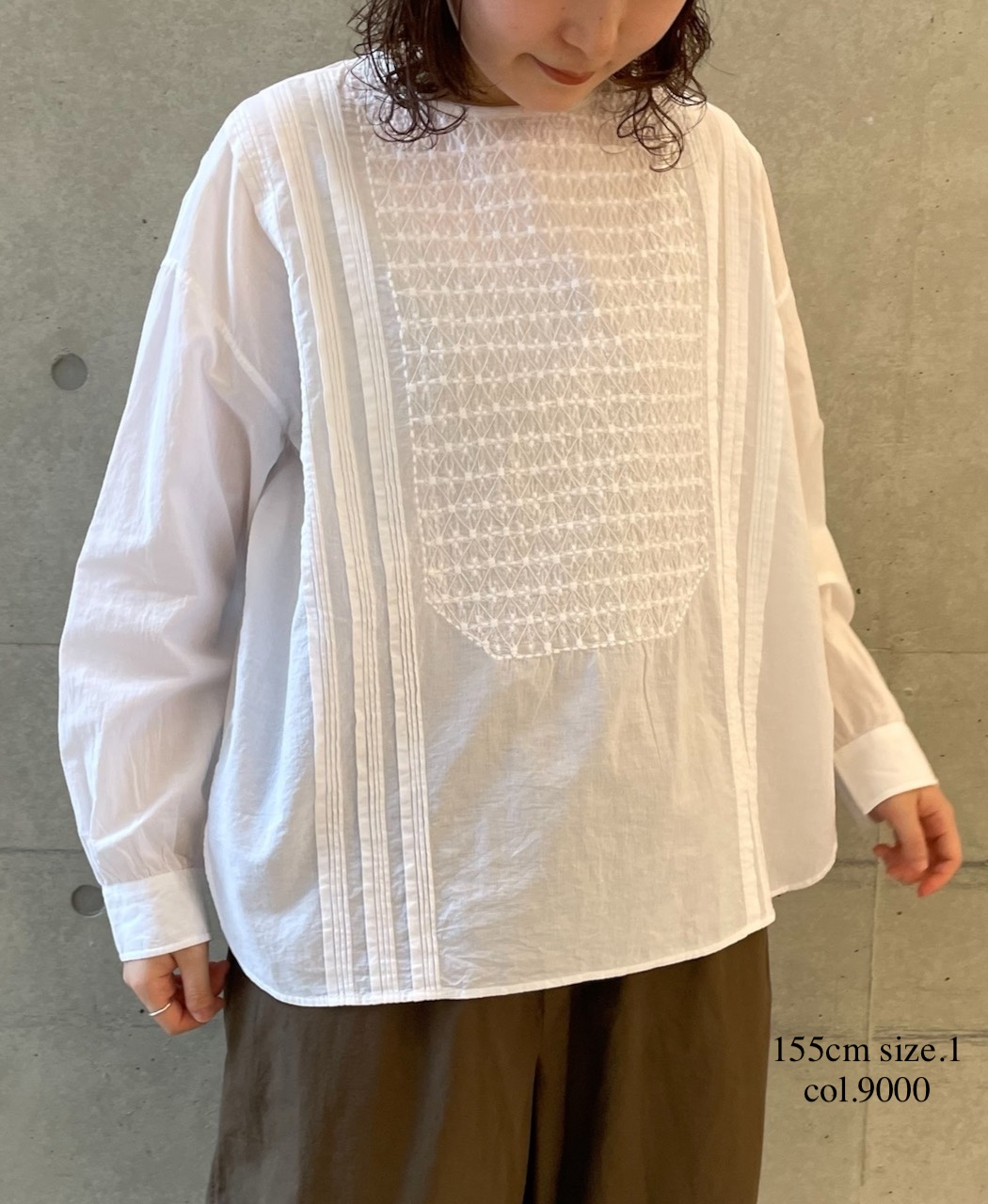 NMDS25533(シャツ) 60s ORGANIC CAMBRIC BACK OPENING CREW-NECK PINTUCK&EMB SHIRT