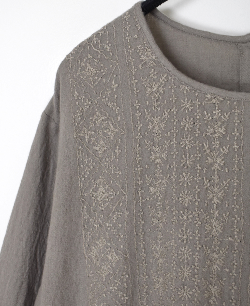 NMDS25604(ワンピース) BOILED WOOL PLAIN CREW NECK EMB DRESS