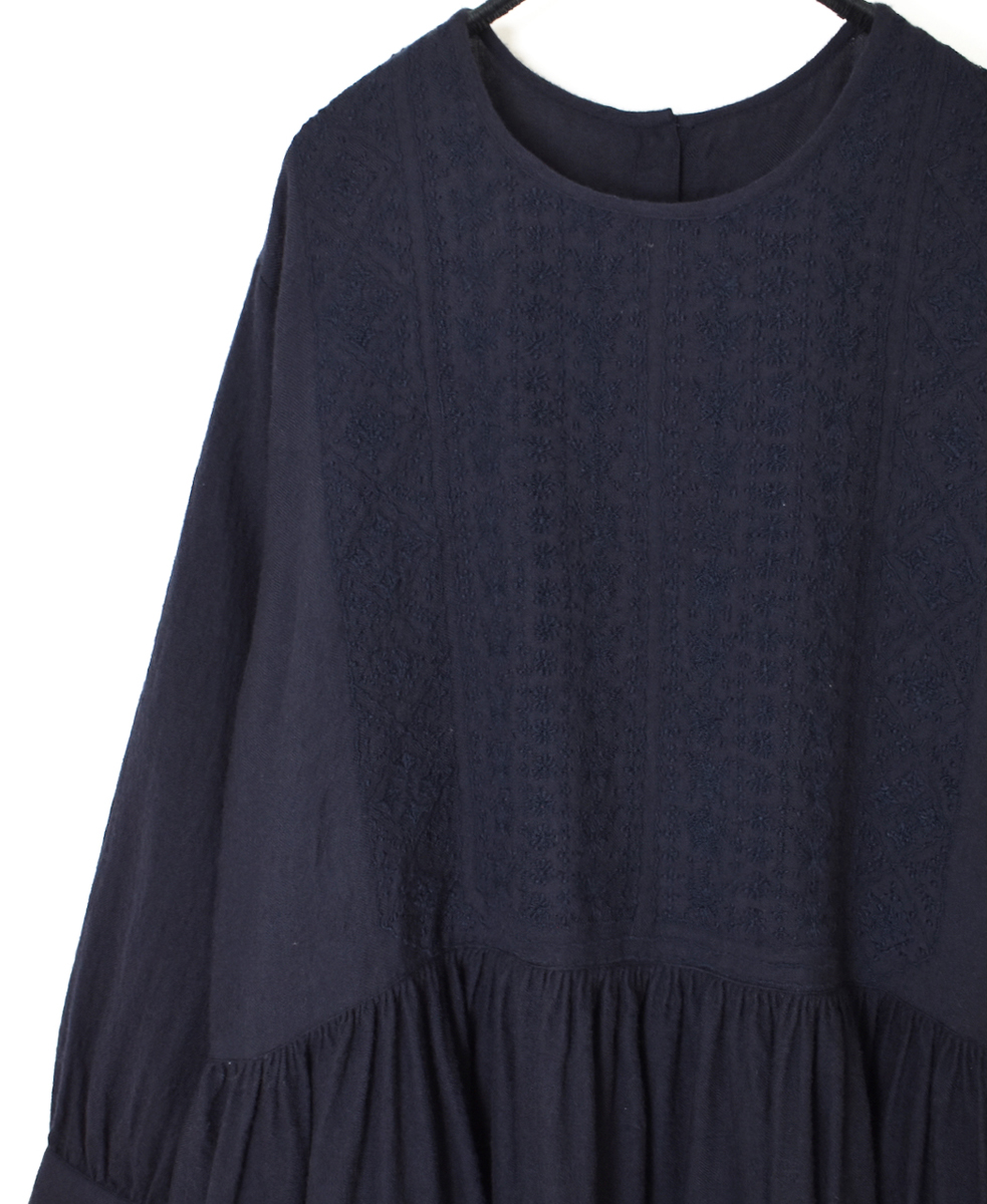 NMDS25604(ワンピース) BOILED WOOL PLAIN CREW NECK EMB DRESS