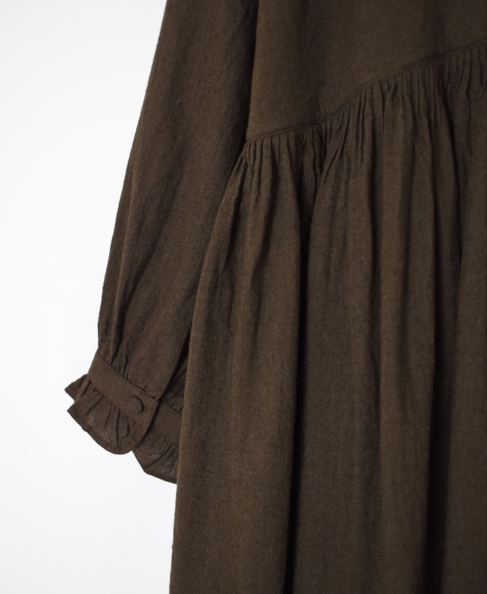 INMDS25754(ワンピース) WOOL/COTTON/SILK PLAIN FRILL COLLAR SHIRT DRESS WITH RAJASTHAN GATHER