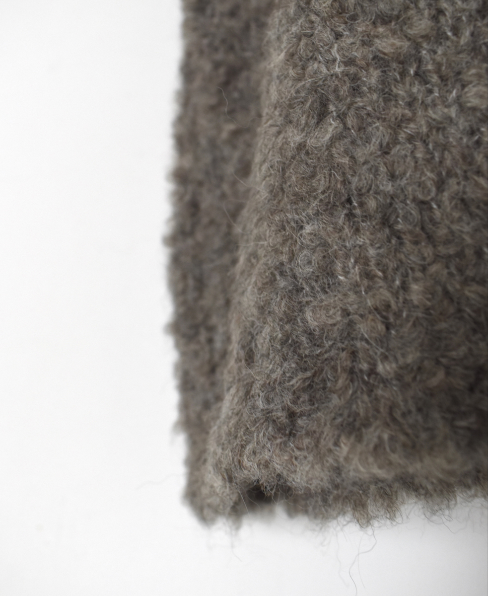 CNMDS2561A (ベスト) BOUCLE V-NECK  SHORT LENGTH VEST WITH PIN