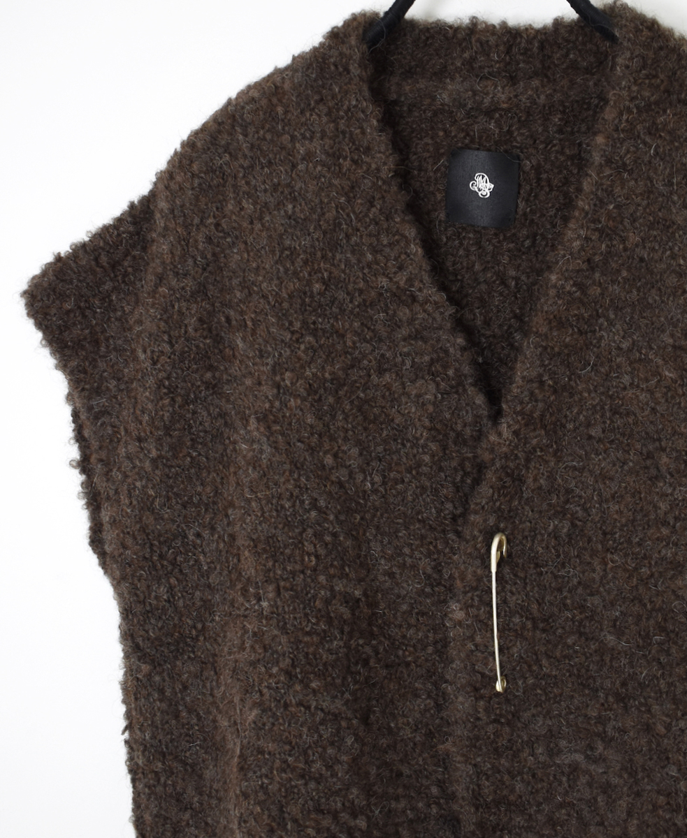 CNMDS2561A (ベスト) BOUCLE V-NECK  SHORT LENGTH VEST WITH PIN