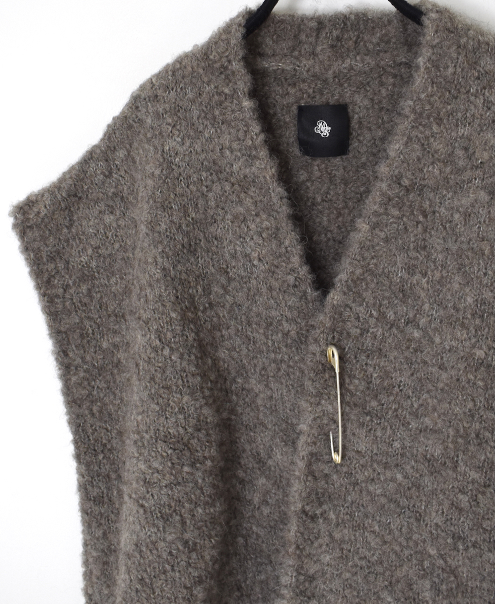 CNMDS2561A (ベスト) BOUCLE V-NECK  SHORT LENGTH VEST WITH PIN