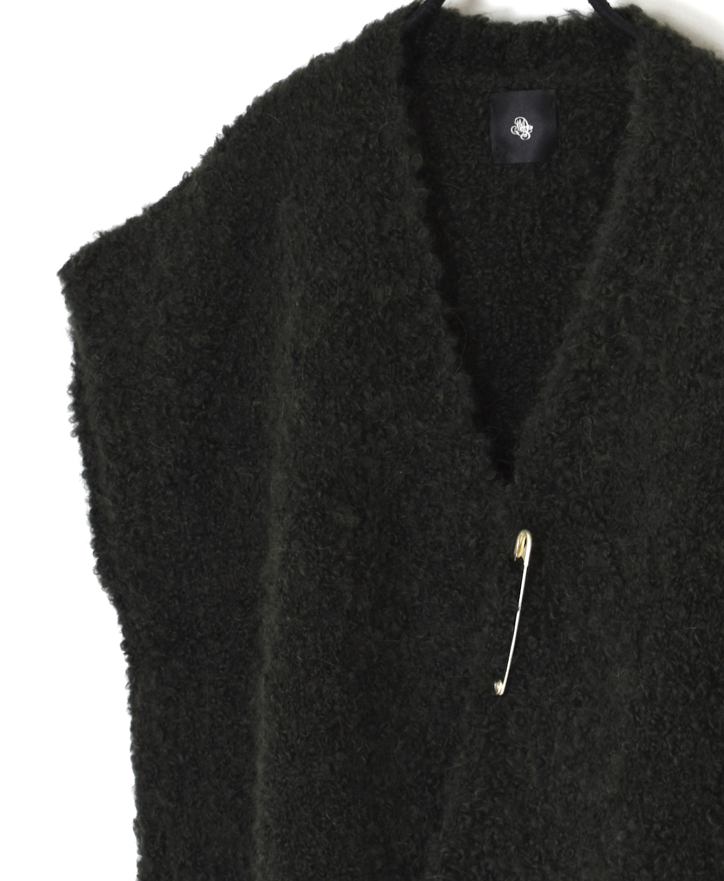 CNMDS2561A (ベスト) BOUCLE V-NECK  SHORT LENGTH VEST WITH PIN