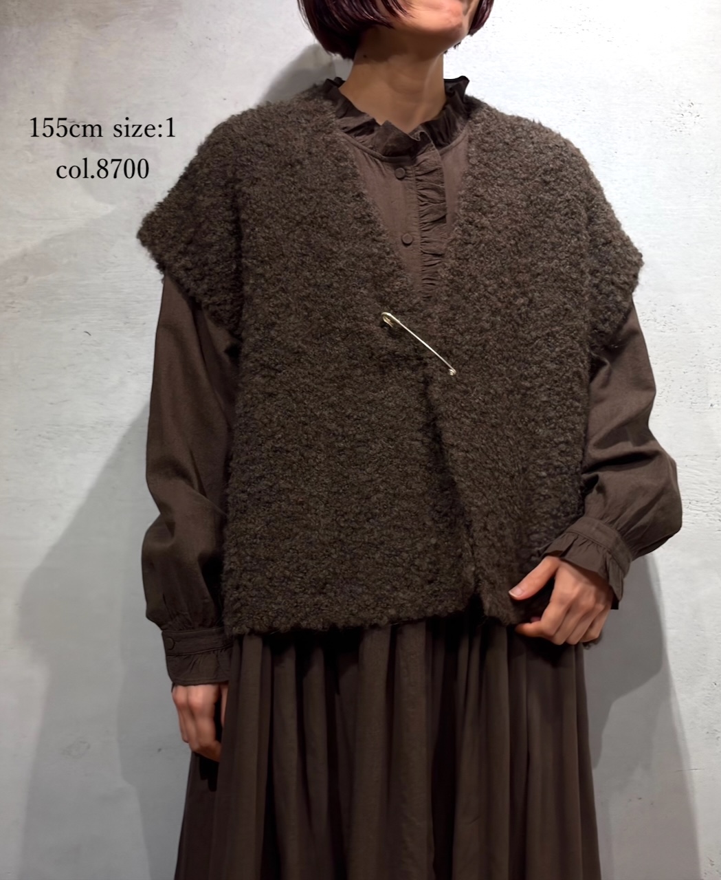 CNMDS2561A (ベスト) BOUCLE V-NECK  SHORT LENGTH VEST WITH PIN