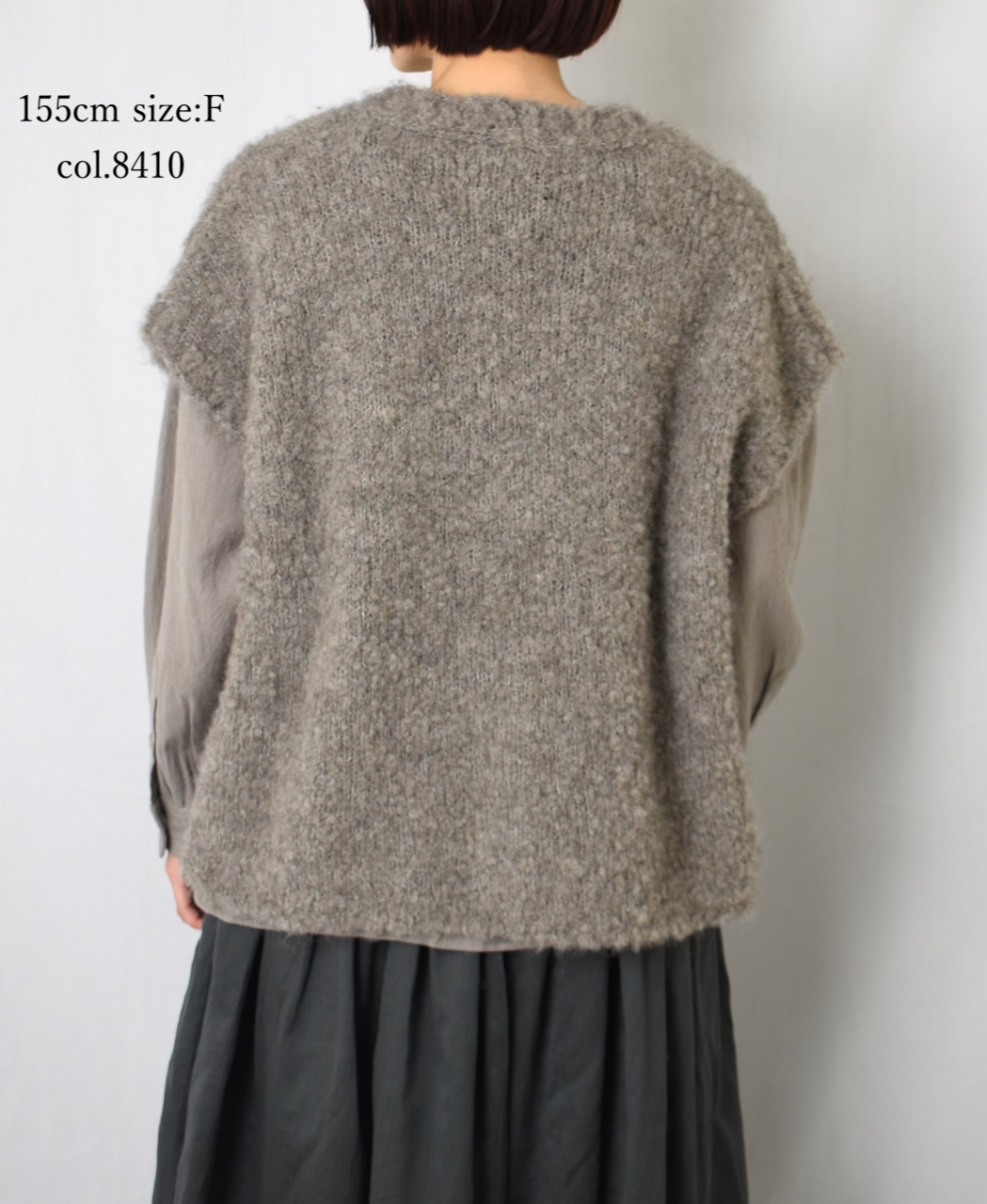CNMDS2561A (ベスト) BOUCLE V-NECK  SHORT LENGTH VEST WITH PIN