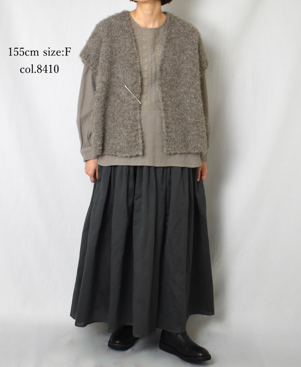 CNMDS2561A (ベスト) BOUCLE V-NECK  SHORT LENGTH VEST WITH PIN
