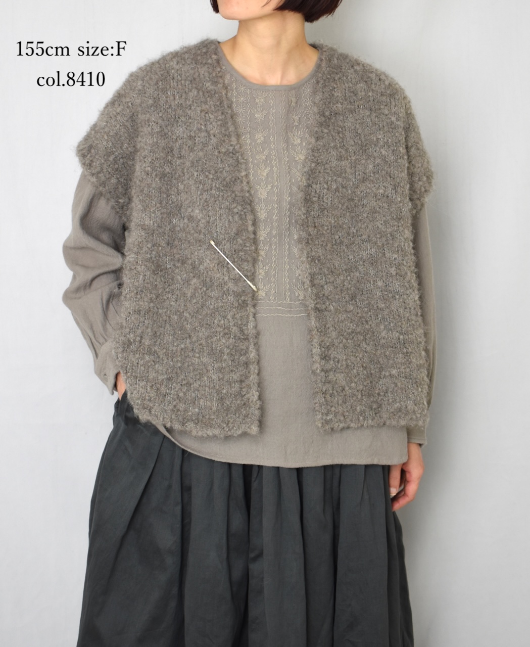 CNMDS2561A (ベスト) BOUCLE V-NECK  SHORT LENGTH VEST WITH PIN