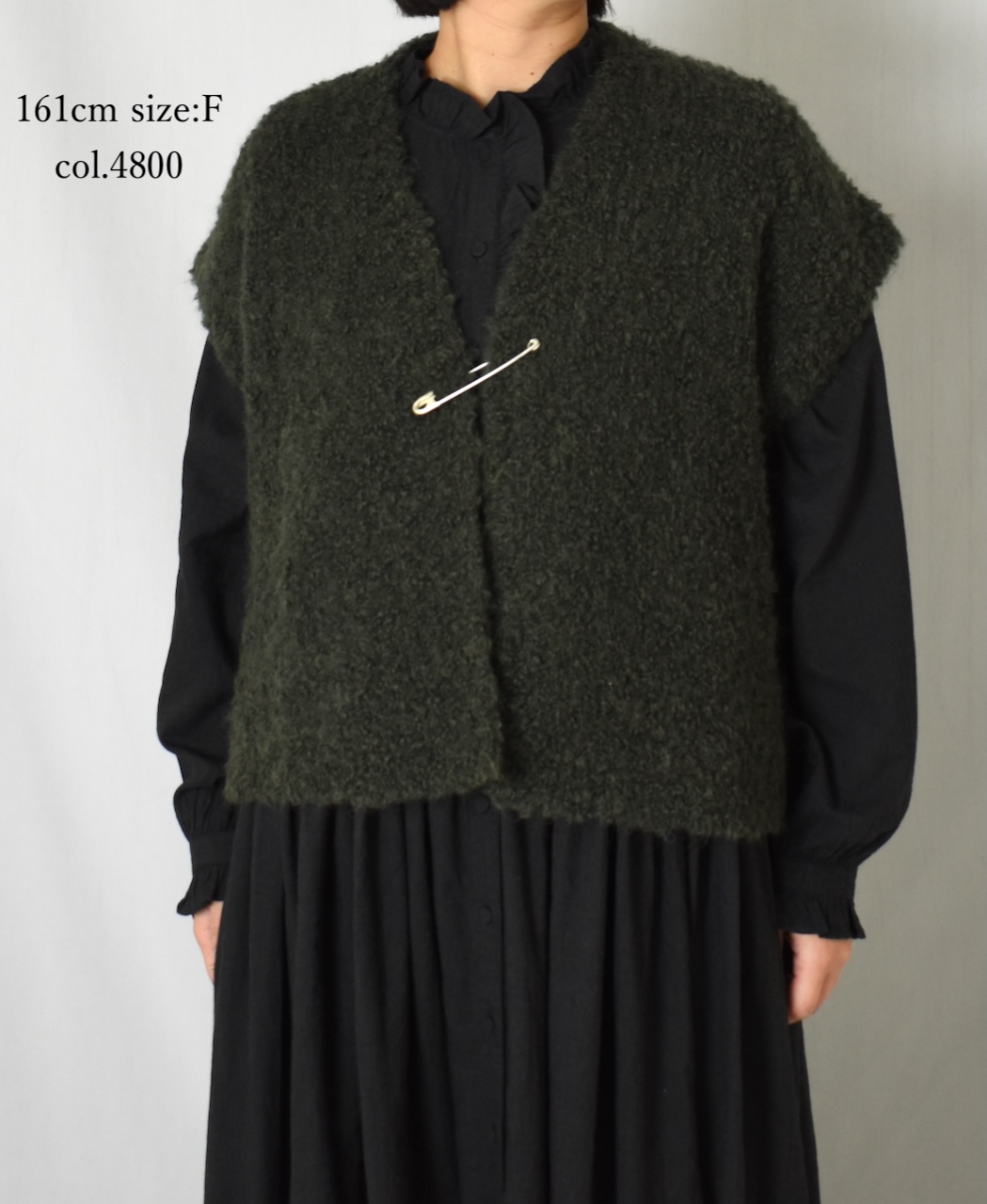 CNMDS2561A (ベスト) BOUCLE V-NECK  SHORT LENGTH VEST WITH PIN
