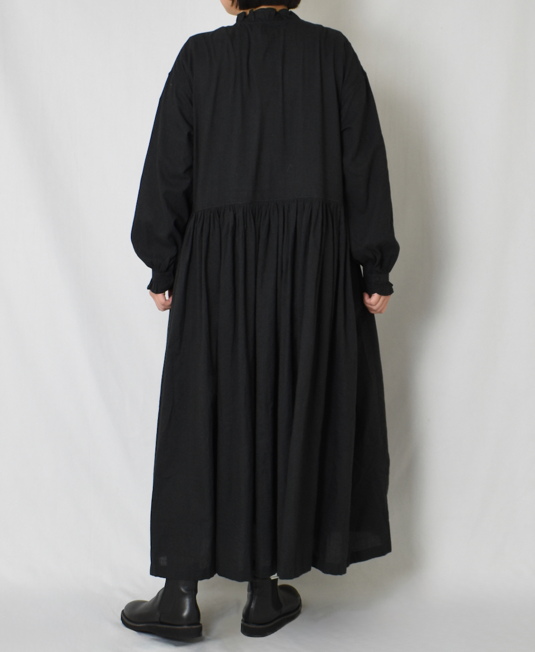 INMDS25754(ワンピース) WOOL/COTTON/SILK PLAIN FRILL COLLAR SHIRT DRESS WITH RAJASTHAN GATHER