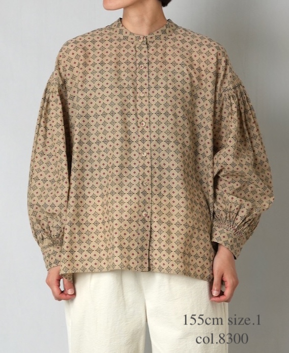 INMDS25771(シャツ) 80s COTTON VOILE CONTRAST FLOWER HAND SCREEN PRINT BANDED COLLAR SHIRT WITH MINI PINTUCK