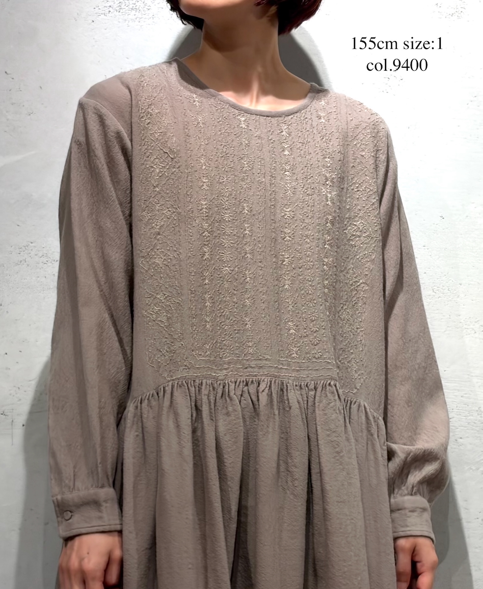NMDS25604(ワンピース) BOILED WOOL PLAIN CREW NECK EMB DRESS