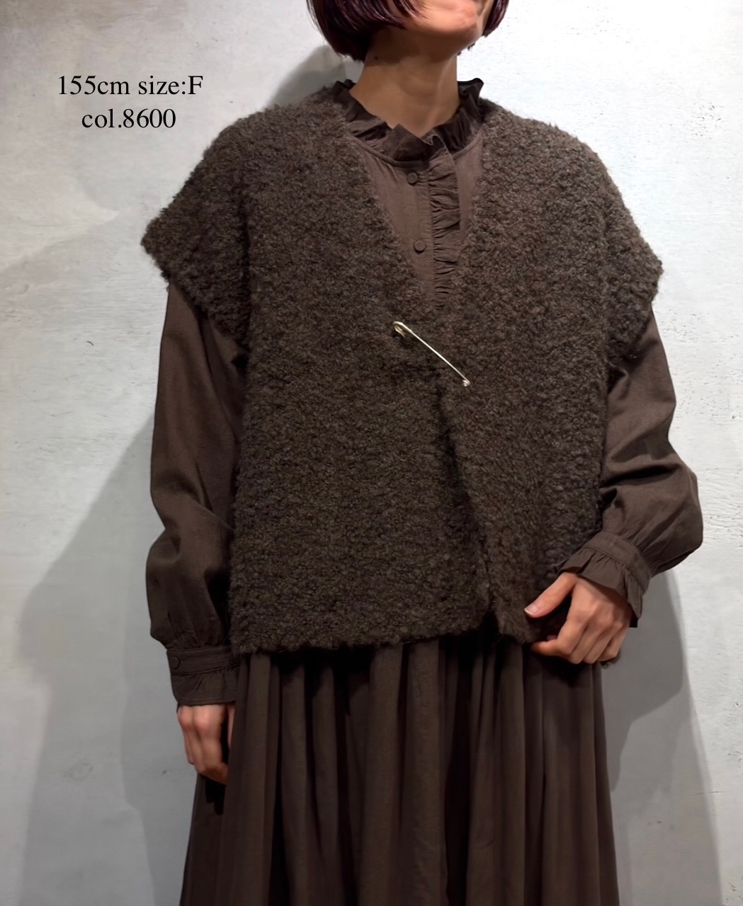 CNMDS2561A (ベスト) BOUCLE V-NECK  SHORT LENGTH VEST WITH PIN