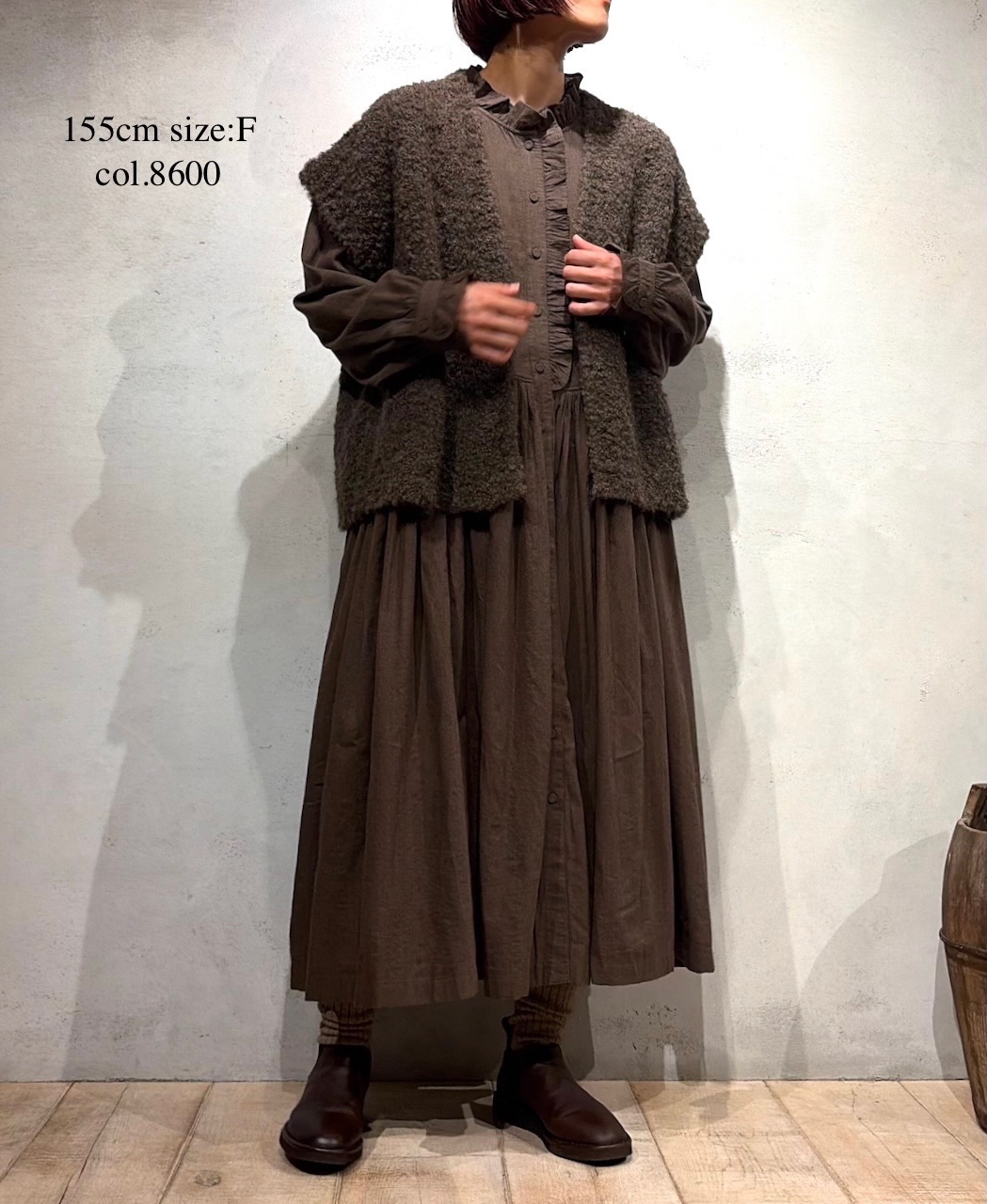 CNMDS2561A (ベスト) BOUCLE V-NECK  SHORT LENGTH VEST WITH PIN