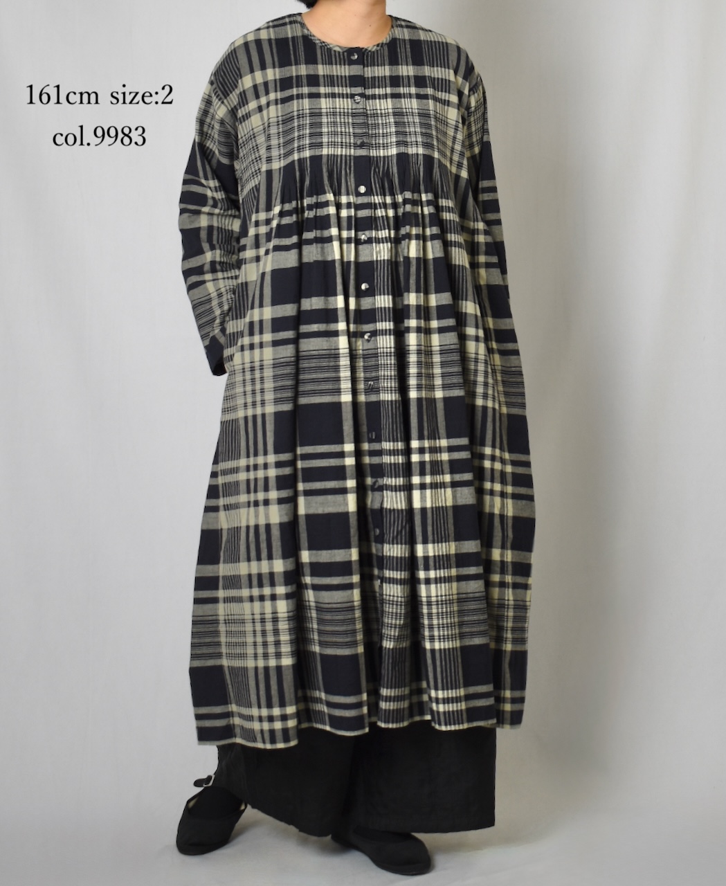 INMDS25734(ワンピース) HANDWOVEN HEAVY COTTON CHECK CREW-NECK DRESS WITH MINI PINTUCK