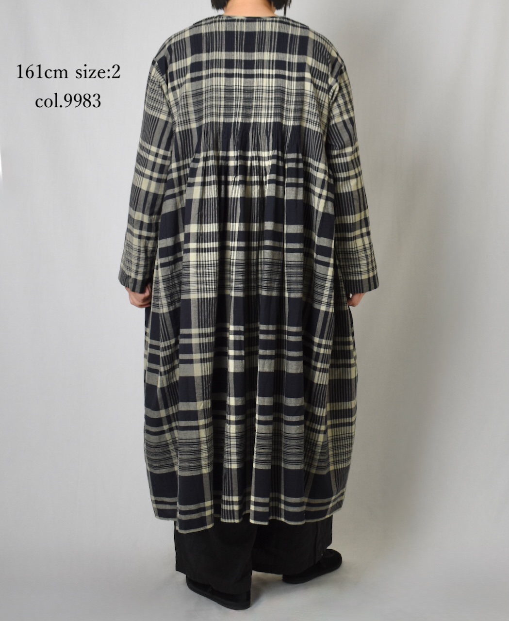 INMDS25734(ワンピース) HANDWOVEN HEAVY COTTON CHECK CREW-NECK DRESS WITH MINI PINTUCK