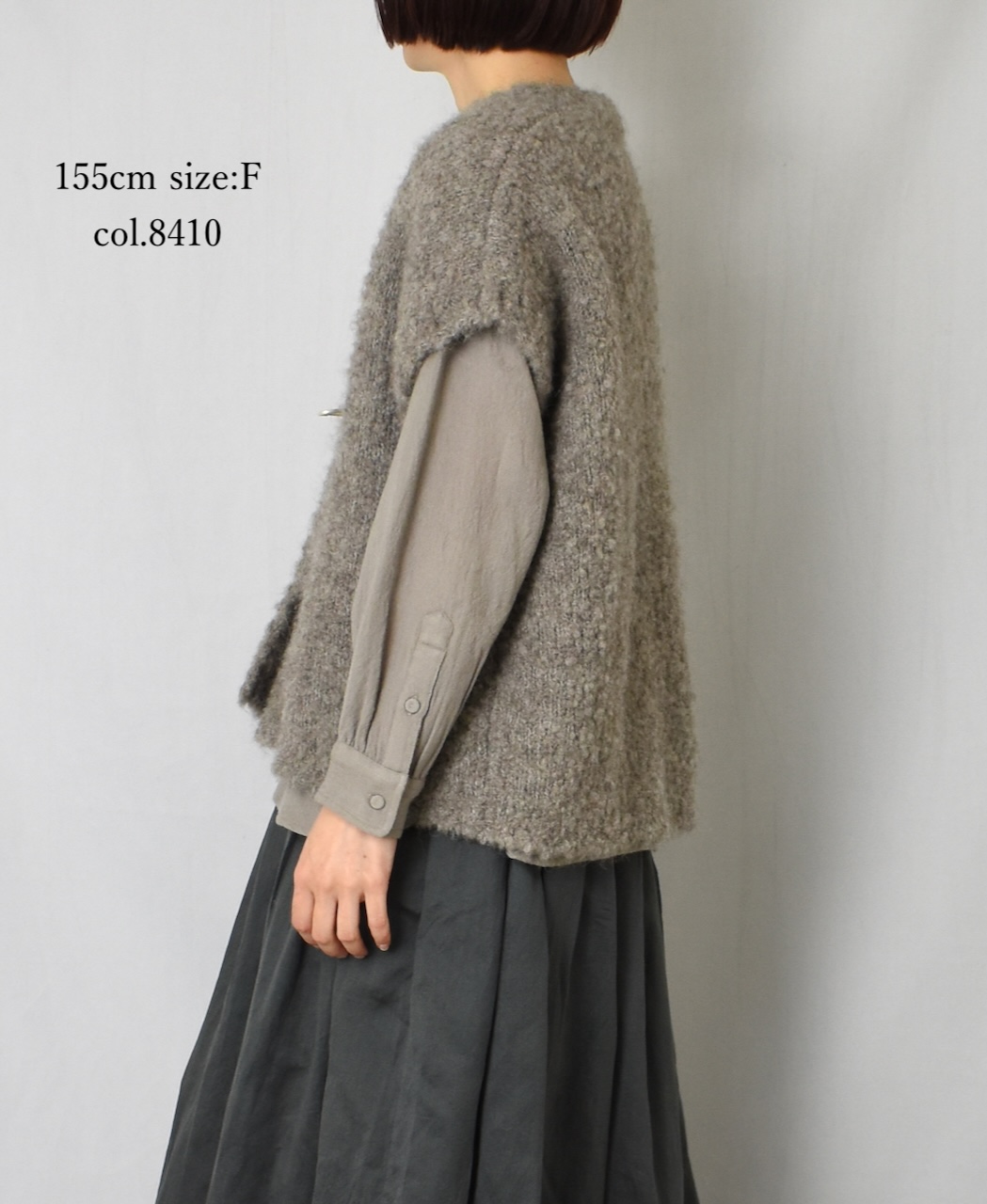 CNMDS2561A (ベスト) BOUCLE V-NECK  SHORT LENGTH VEST WITH PIN